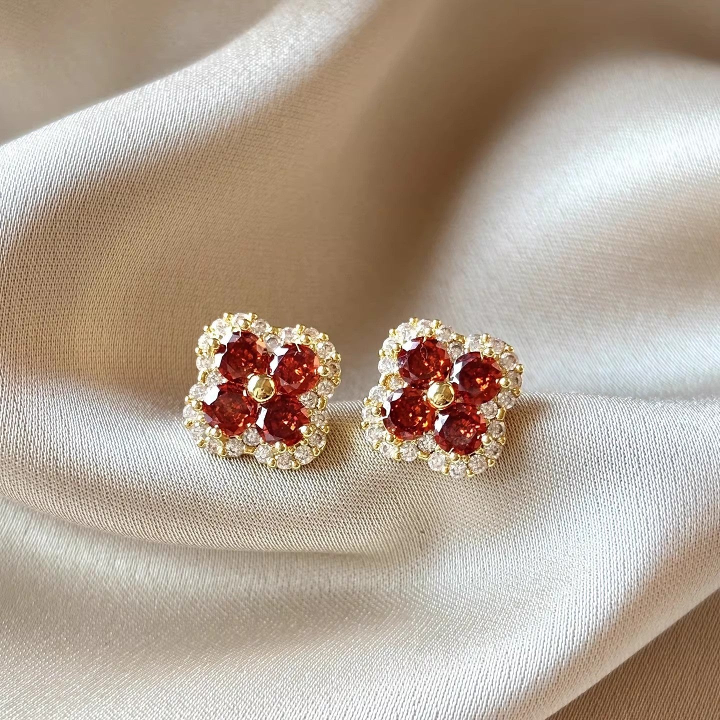 Women's Leaf Clover Ear Light Luxury High-grade Flower Stud Earrings