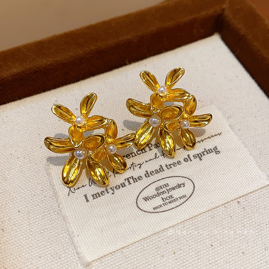 French Retro Sier Needle Flower Pearl Fashionable Light Luxury High-grade Stud Earrings