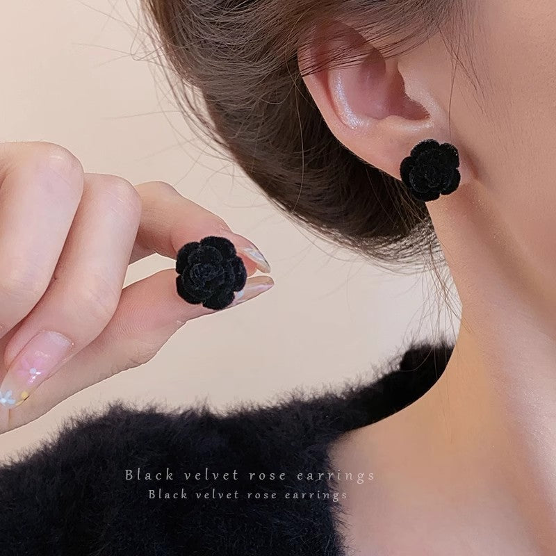 Women's Black White Ear Fashionable Temperament Hot Entry Lux Earrings