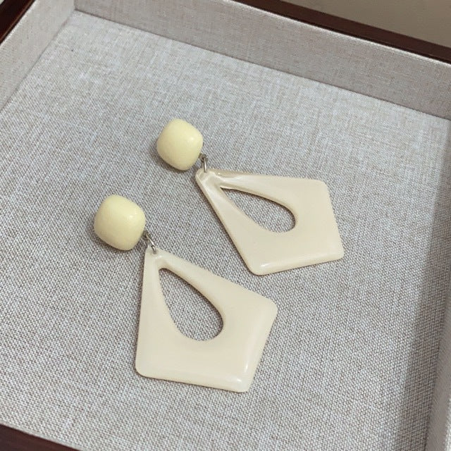 Style White Retro French Palace Milky Exaggerated High-grade Earless Earrings