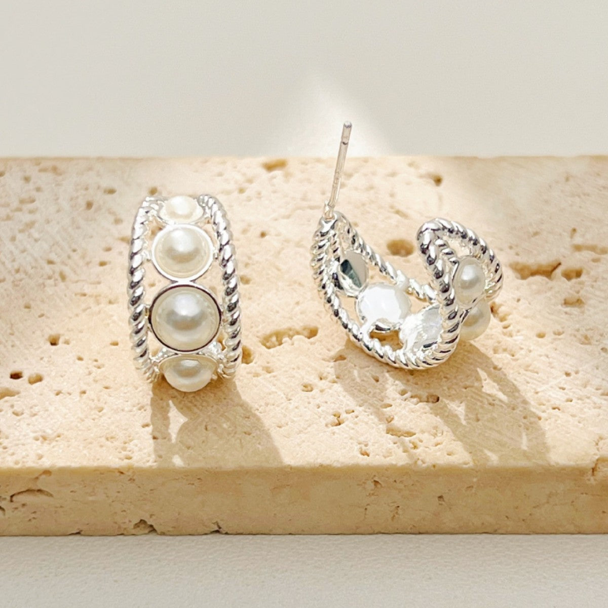 High-grade Pearl Shaped Are Fashionable Light Stud Earrings