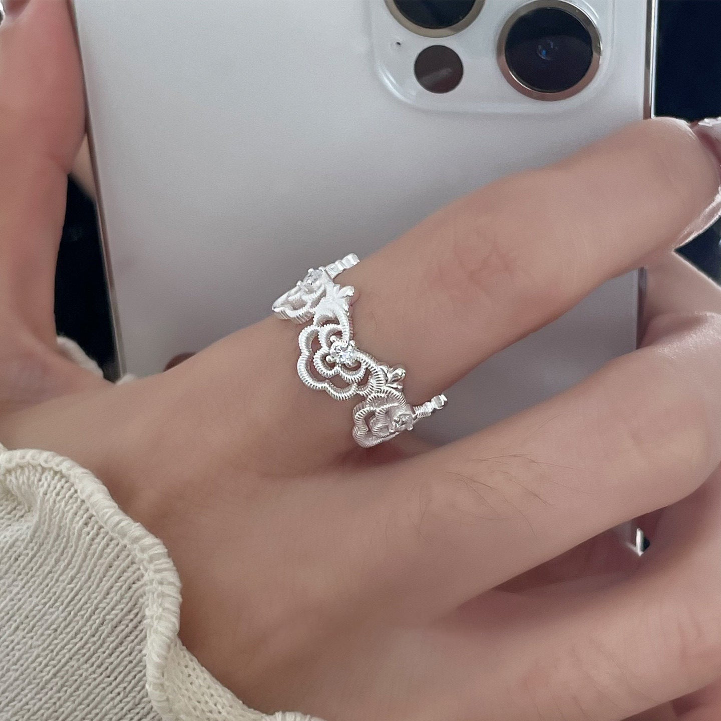 Women's Luxury Hollow Heart High-grade Simple Design Ring