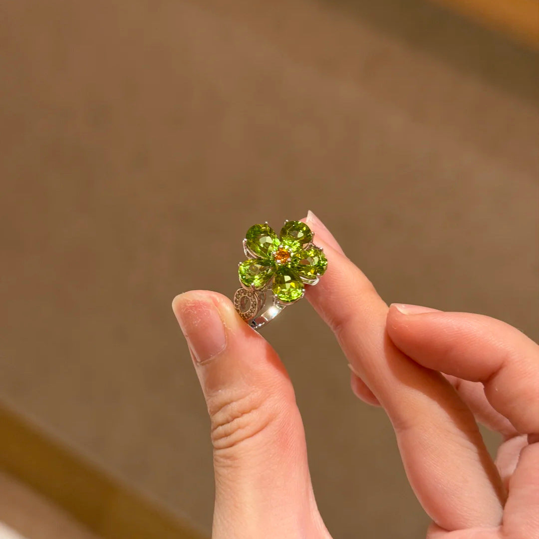 With Elegant Colorful Crystals In Apple Green Zircon On Pork Ring