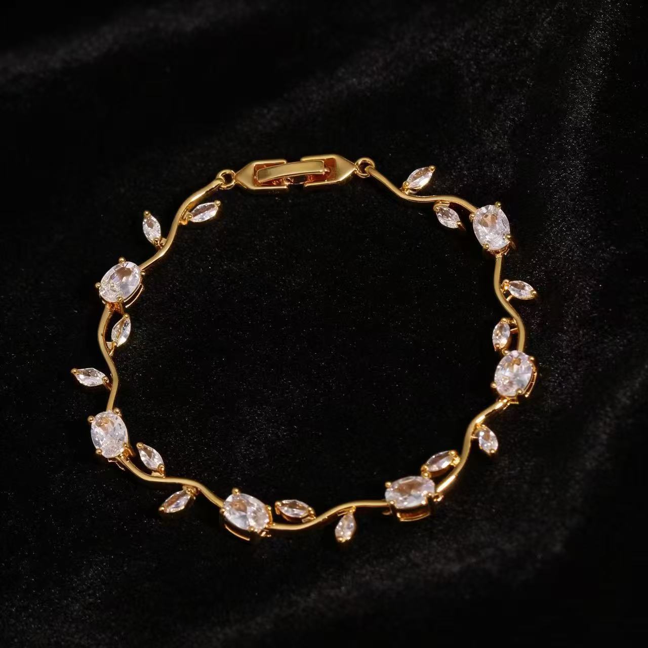 Women's Simple Design Leaf Shape Fashion Temperamental Minority Multicolor Bracelet