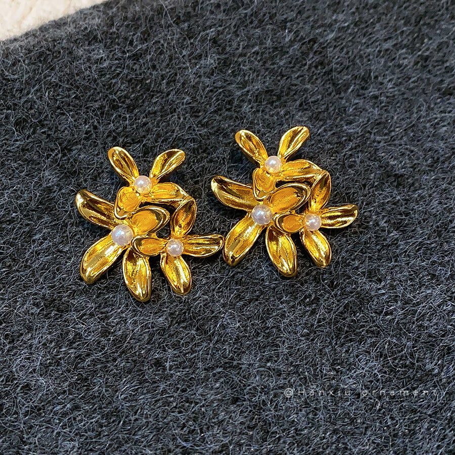 French Retro Sier Needle Flower Pearl Fashionable Light Luxury High-grade Stud Earrings