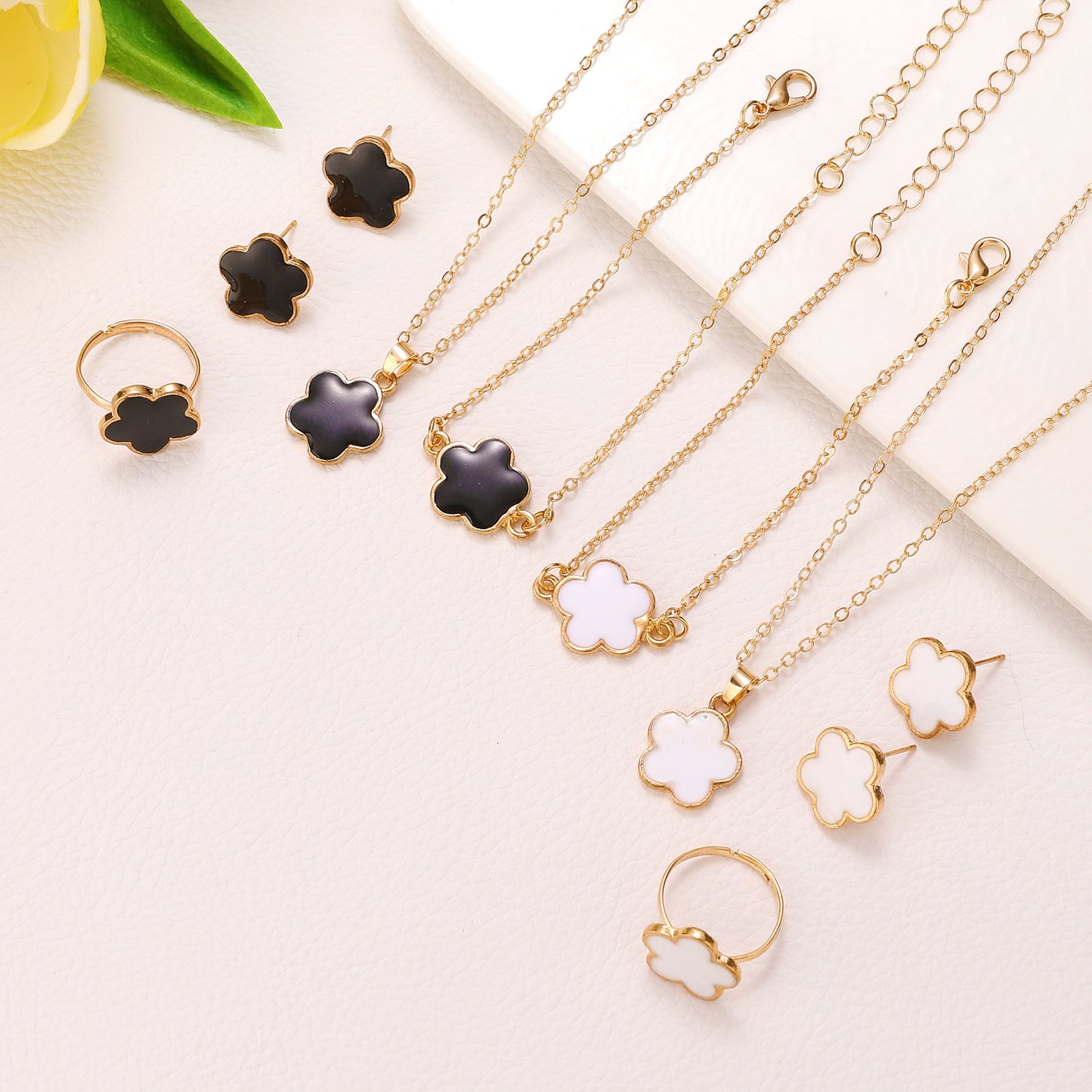 Women's Parthenocissus Grass Ear Elegant Clover Five Bracelets