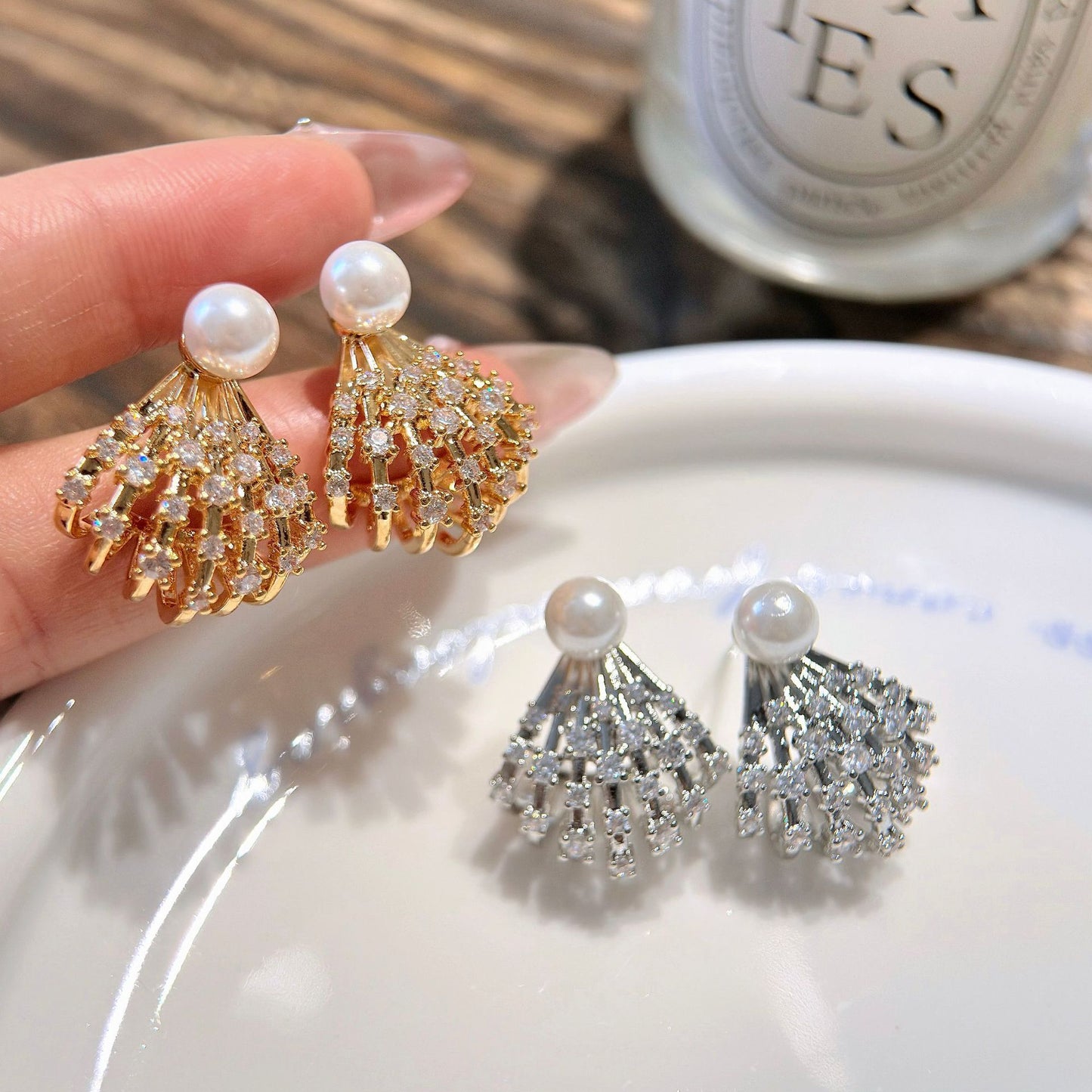 Women's Light Luxury Delicate Pearl Scallop Hollow Ear Niche Design Exquisite Stud Earrings