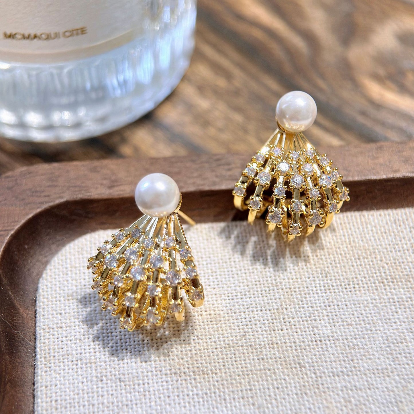 Women's Light Luxury Delicate Pearl Scallop Hollow Ear Niche Design Exquisite Stud Earrings