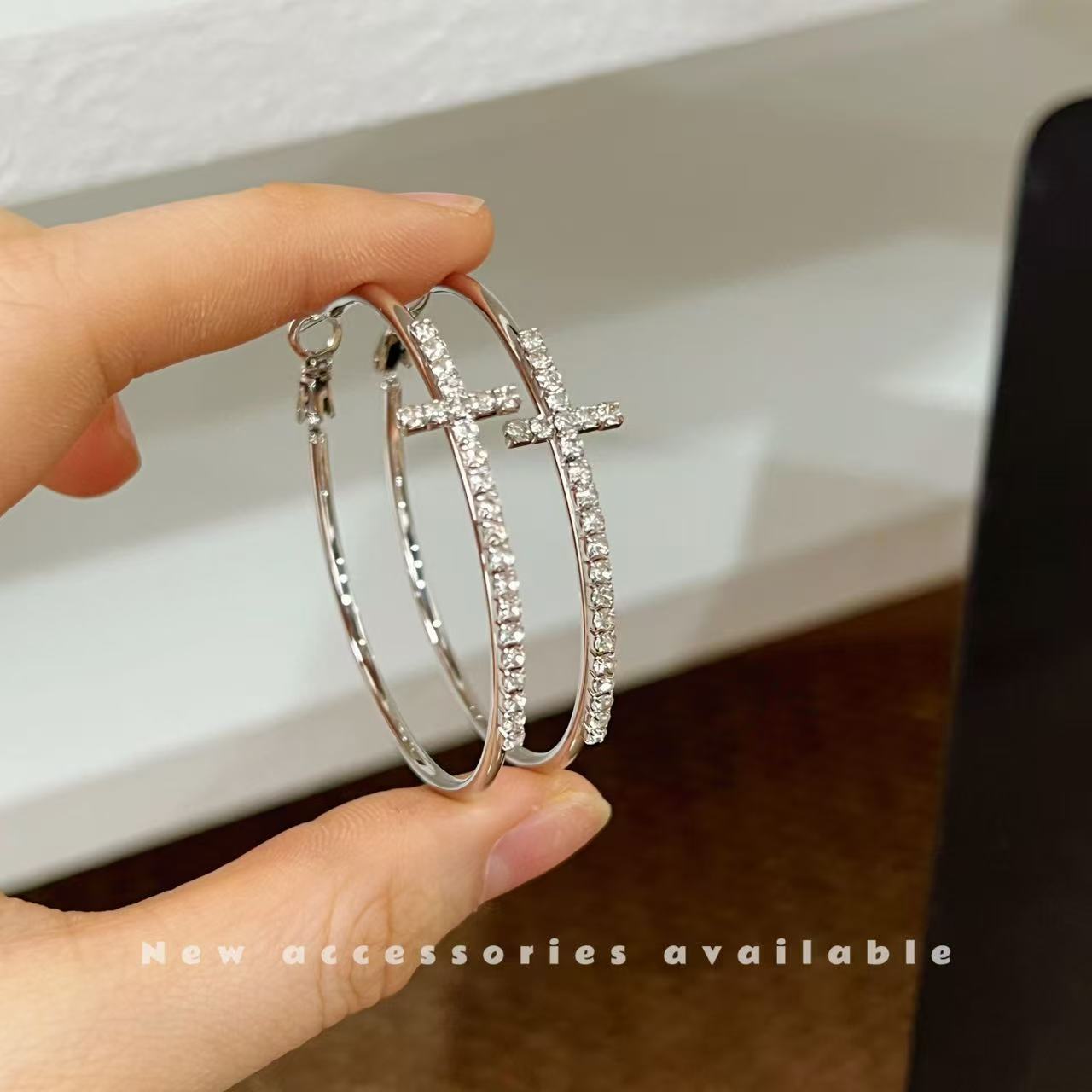 Exaggerated Cross Ear High-grade Hot Rhinestone Round Refined Grace Fashion Earrings