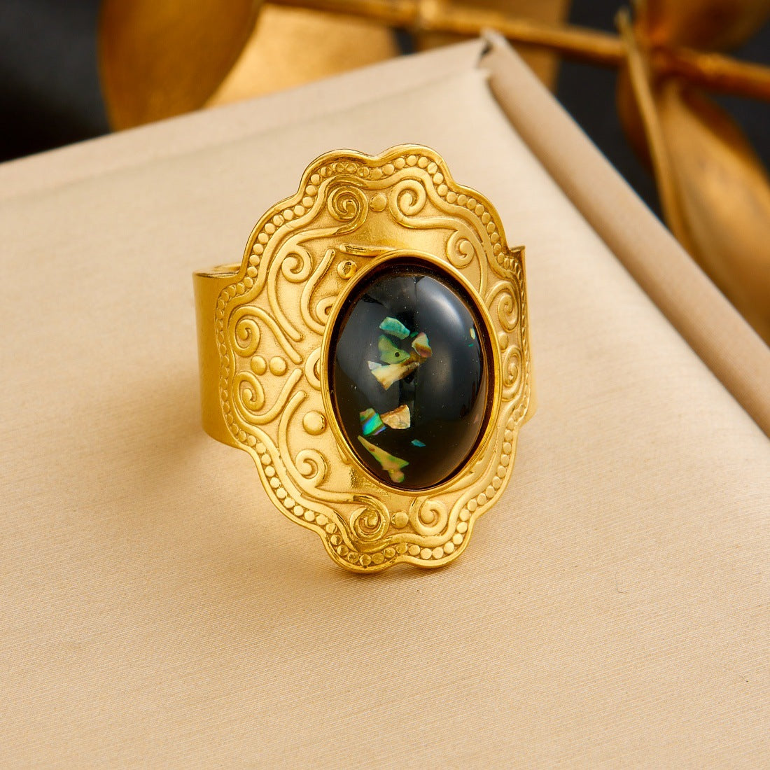Court Style Inlaid Pearl Blue Gold Gem Oval Ring