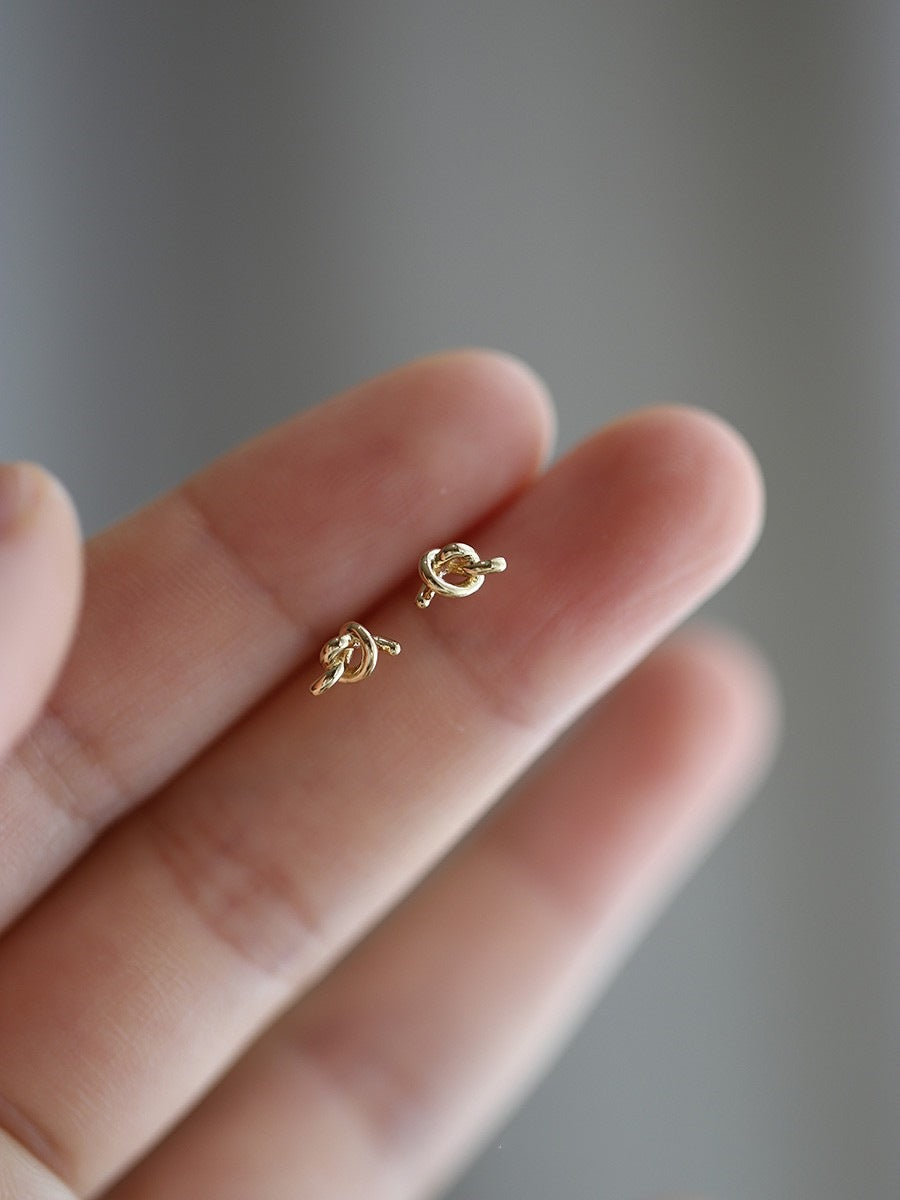 Women's Gold-plated Cute Bends Hitches Shape Ear Stud Earrings