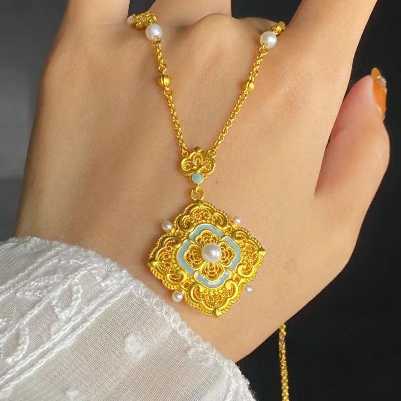Women's Retro High-grade Light Luxury Temperament Exquisite Clavicle Necklaces
