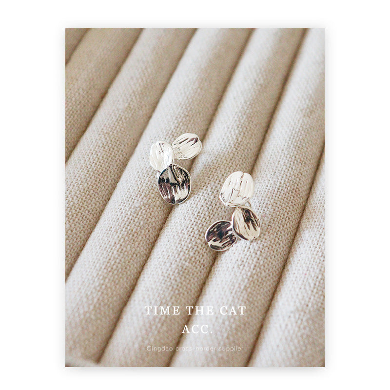 Women's French Retro Small Leaf Texture Gold Metal Niche Earrings