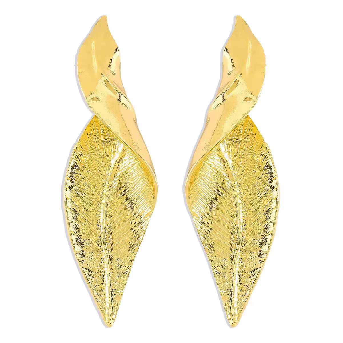 Women's Plated Gold Curved Leaf-shaped High-key Dignified Stud Earrings