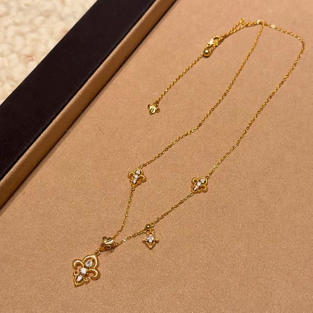 French Vintage Flower-de-luce Temperament Wild Pork Necklaces