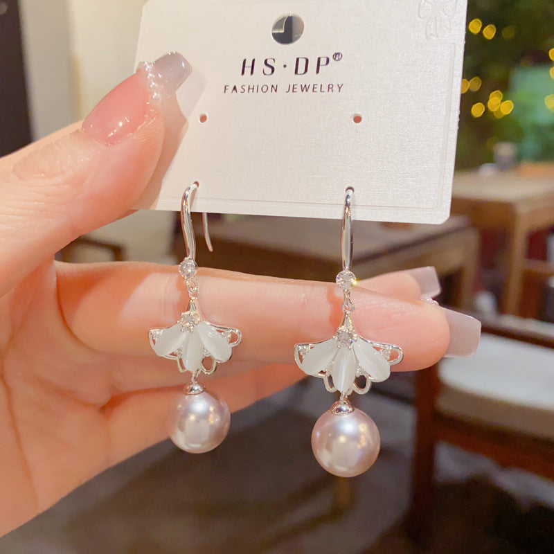 Fashion Fan-shaped Pearl Temperament Entry Lux Unique Ear Hook