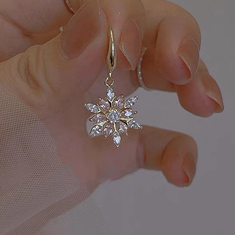 Versatile Women's Fashionable Elegant Snowflake Christmas Earrings
