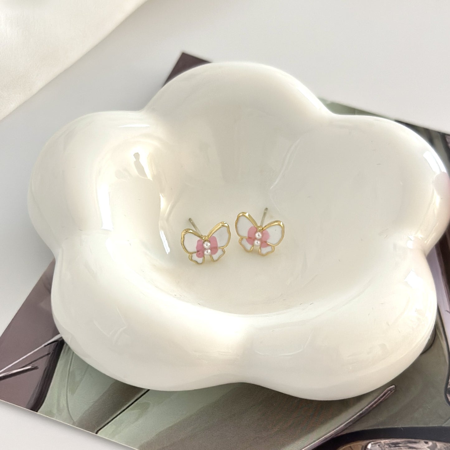 Cute Compact Butterfly Female Fashion Drop Oil Design Pearl Ear Earrings