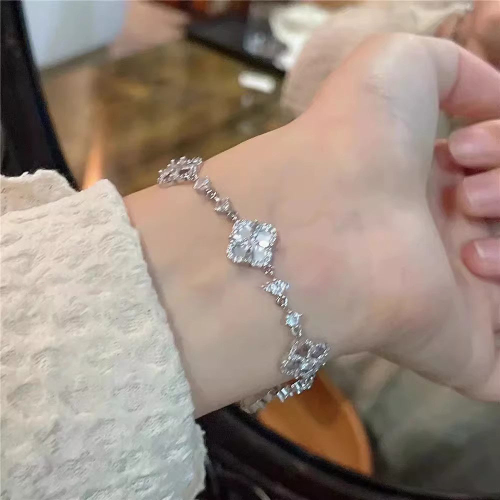 Women's Lucky Four-leaf Clover High-grade Super Flash Zircon Exquisite Adjustable Bracelet