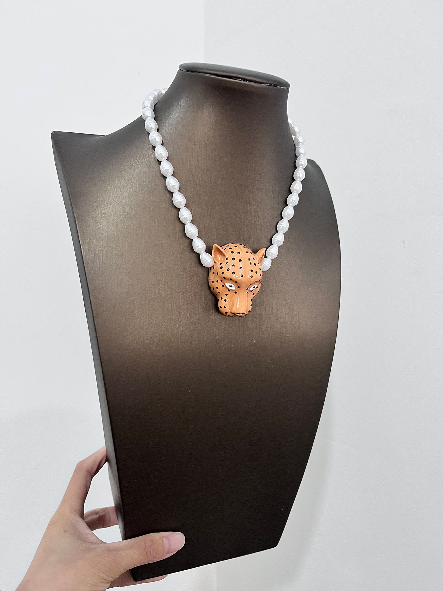 Women's Style Enamel Leopard Head Temperament Stringed Pearls Clavicle Chain Necklace