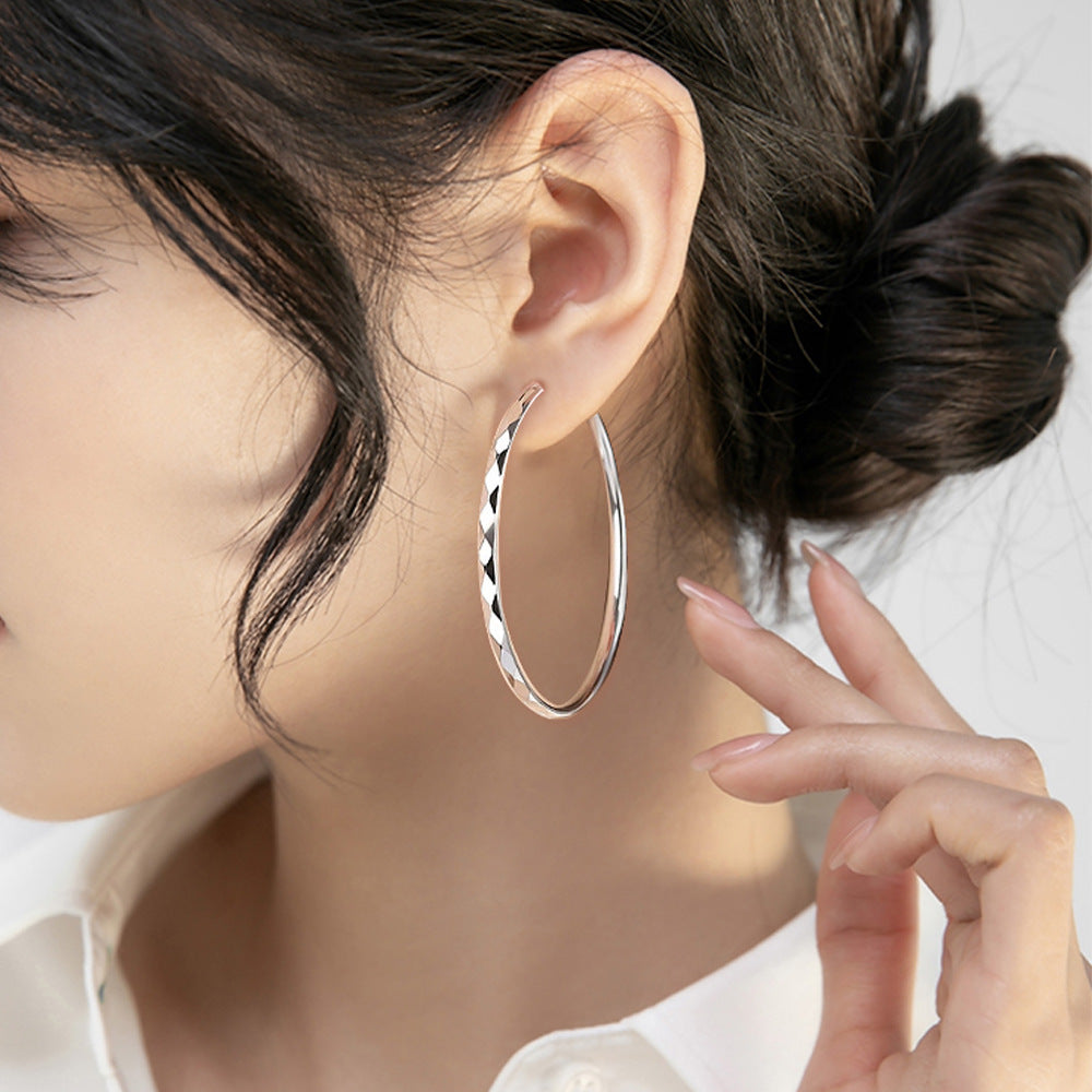 Fashion Diamond Pattern Carven Design Ear Live Earrings