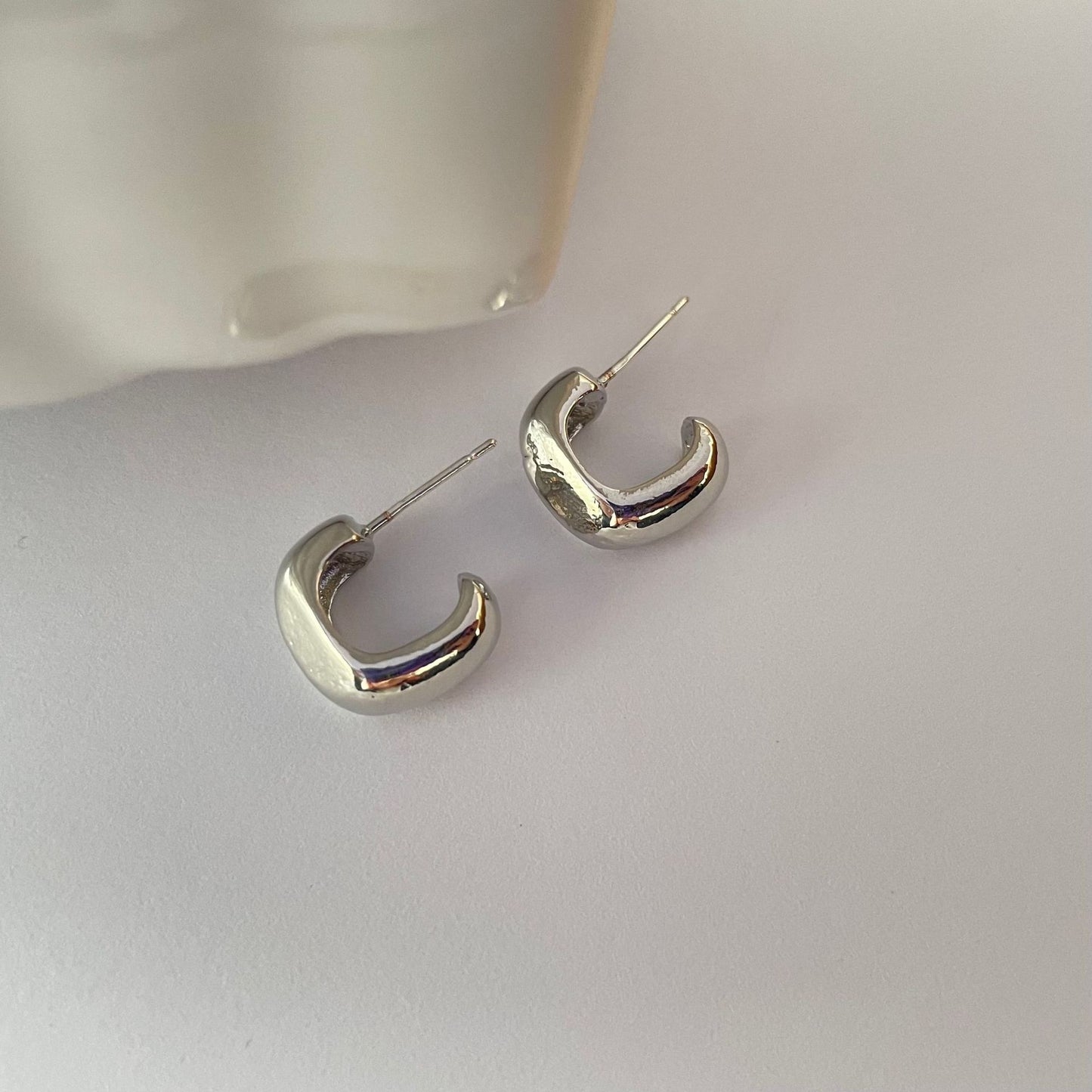 Women's Sier Needle Arc Metal Simple Temperament Commute Irregular Retro Stud Earrings
