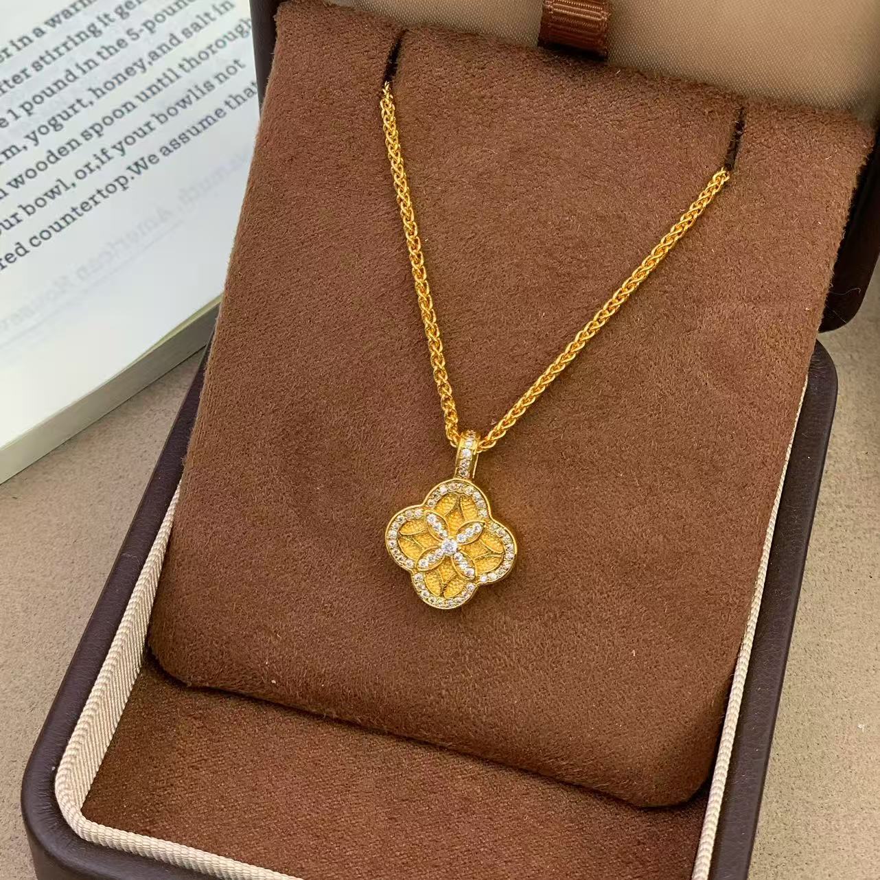 Gold Plating Strong Color Retaining Light Luxury Design Diamond Four-leaf Necklace