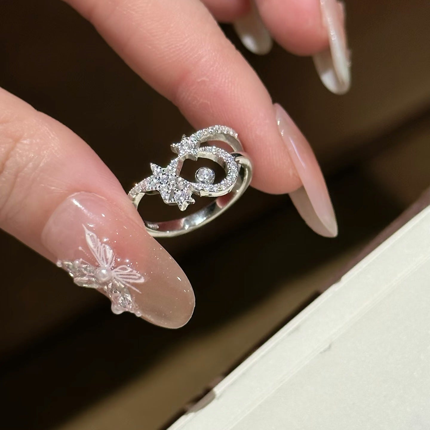 Women's Design Shiny Diamond High-grade Light Luxury Fashion Personalized Gourmet Rings