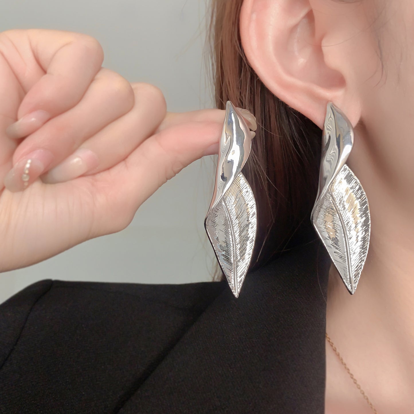 Women's Plated Gold Curved Leaf-shaped High-key Dignified Stud Earrings