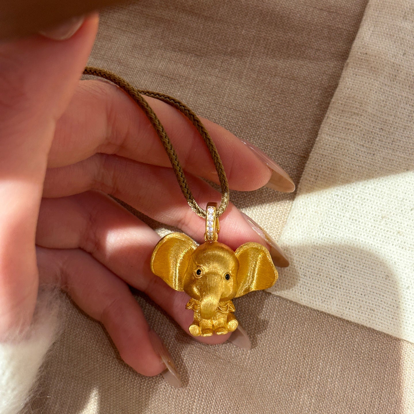 Bib Brushed Elephant Light Luxury High-grade Retro Necklace