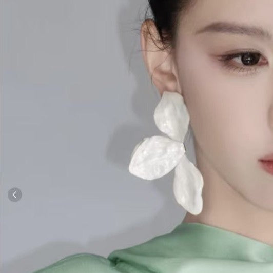Women's French Retro Three-dimensional White Flower Elegant Light Luxury High-grade Ear Rings