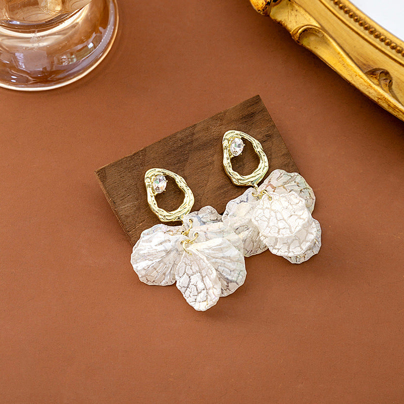 Women's Sweet Elegant Flowers Niche Design White Crack Light Luxury High-grade Rings