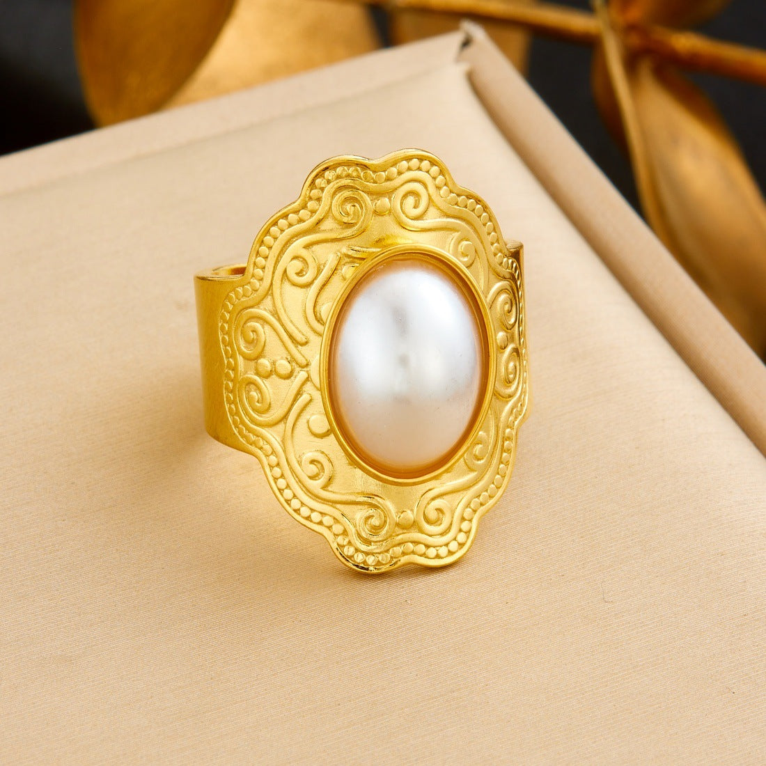 Court Style Inlaid Pearl Blue Gold Gem Oval Ring