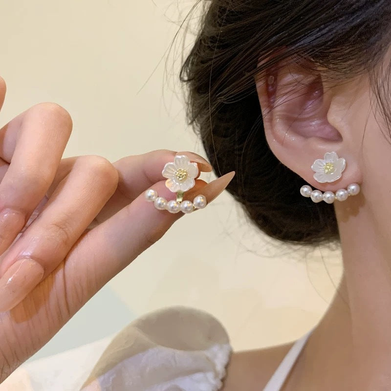 Women's Simple Fresh Pearl Flower Elegant High-grade One Style Earrings