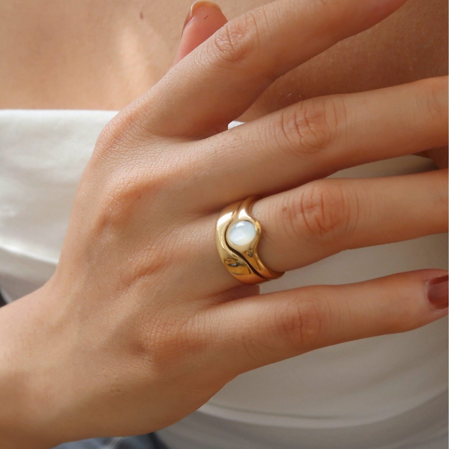 Cool Style Light Luxury White Shell Female Design High-grade Exquisite Ring