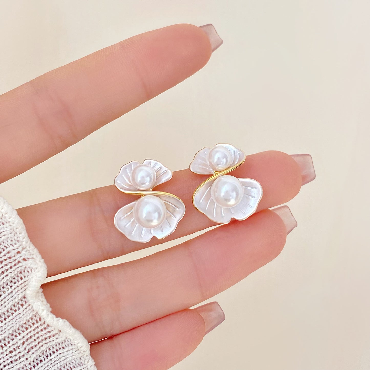 Women's Ginkgo Unique Dignified Generous Style Shell Simple Stud Earrings