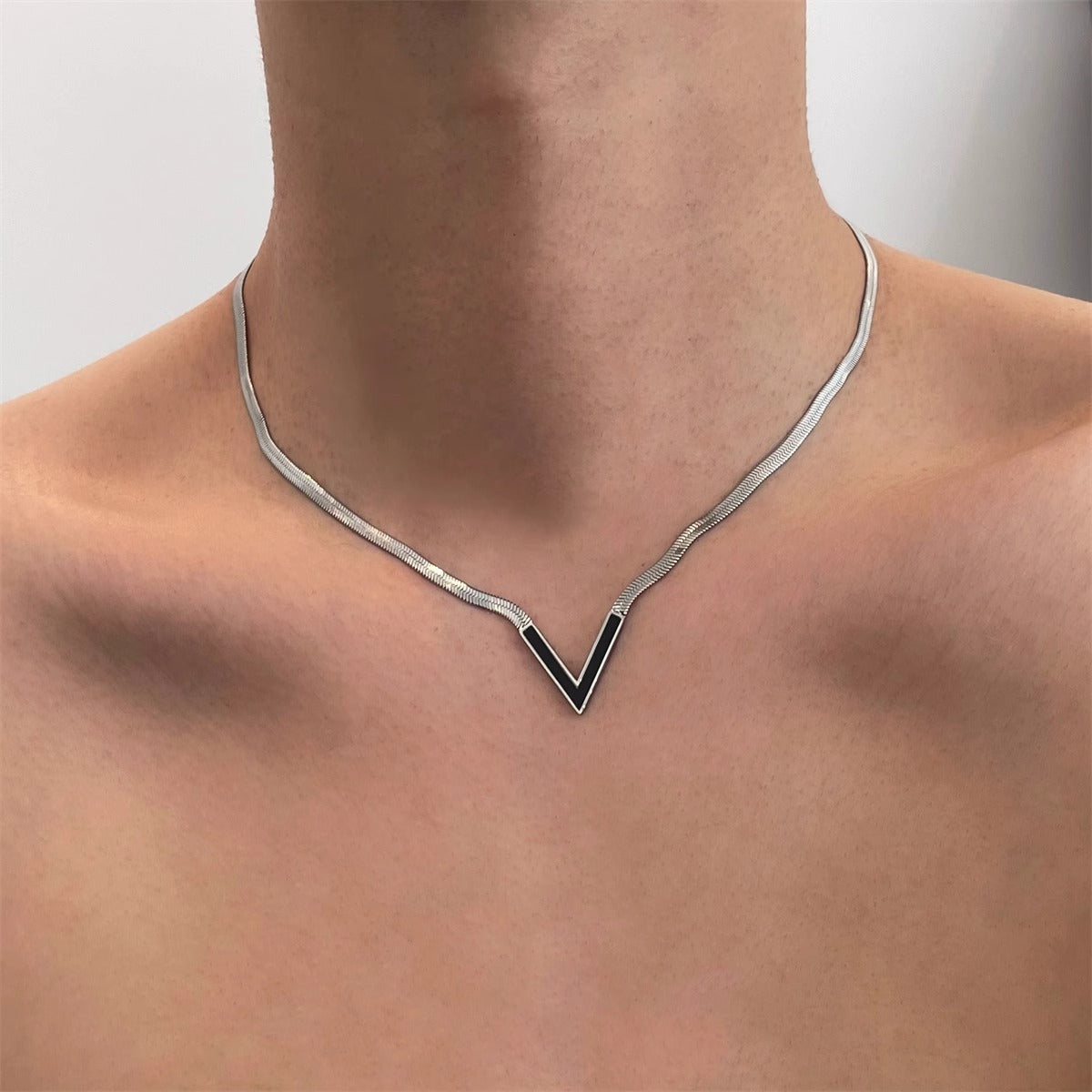 Women's Steel V-shaped Light Luxury High-grade Flat Snake Collar