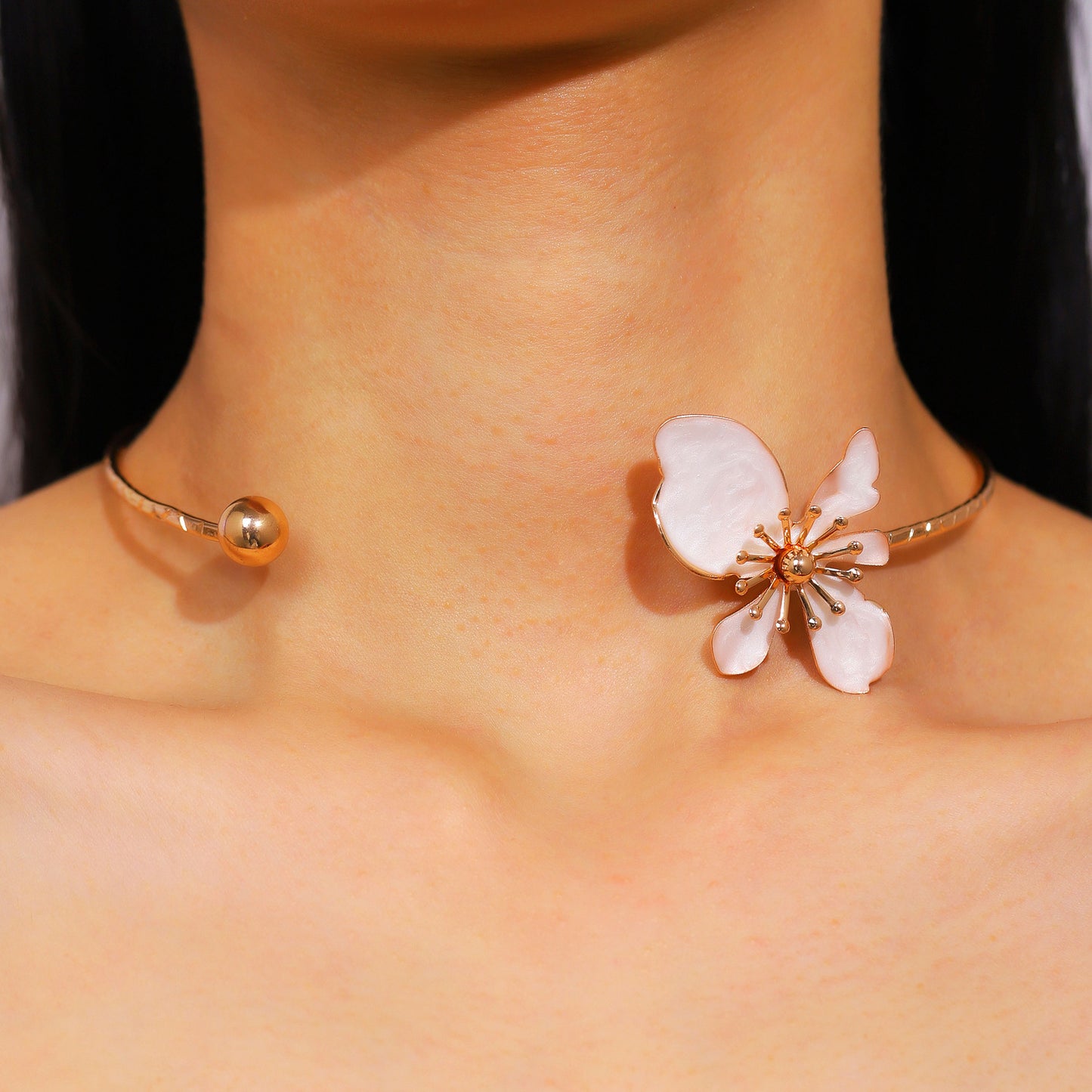 Women's Fashionable Retro Flower Light Luxury Design Drop Color Necklaces