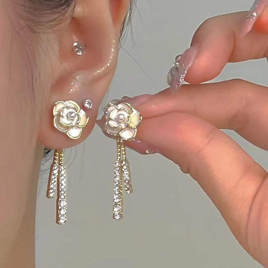 Cold Butterfly Asymmetric Temperament Simple Light Earrings