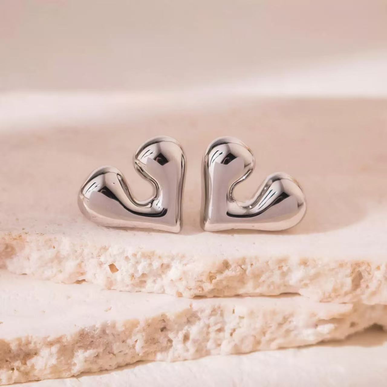 Gold Plating Three-dimensional Glossy Love Heart Simple Stud Earrings