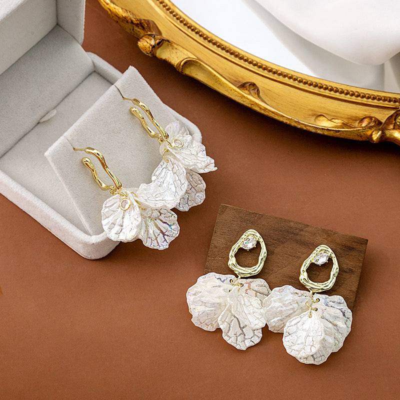 Women's Sweet Elegant Flowers Niche Design White Crack Light Luxury High-grade Rings