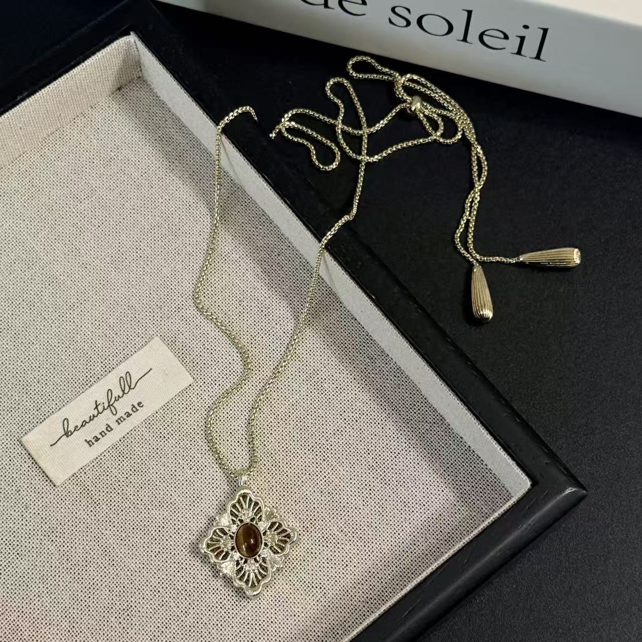 Hollow Female Niche Generous Long Retro Fashion Exquisite Entry Lux Necklace