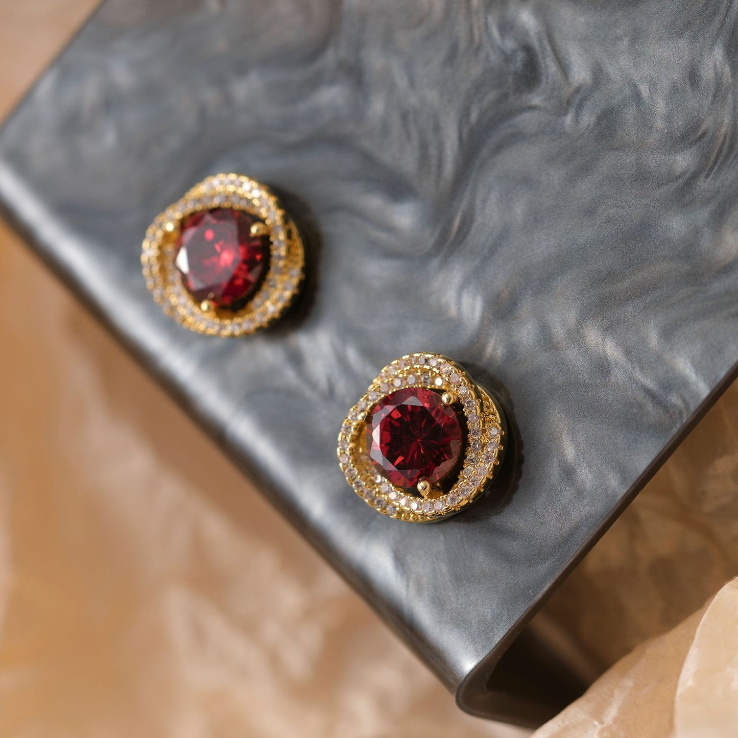 Shining Banquet High Sense Show White Wine Earrings
