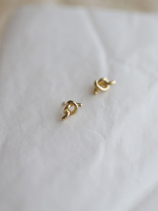 Women's Gold-plated Cute Bends Hitches Shape Ear Stud Earrings