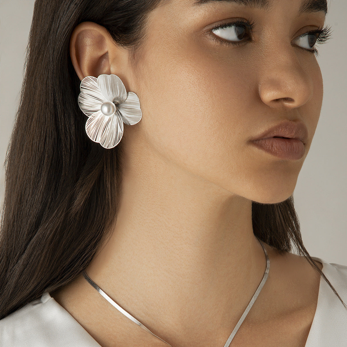 Three-dimensional Ginkgo Leaf Versatile Ladies Sweet Cool Metal Brushed Flower Collar