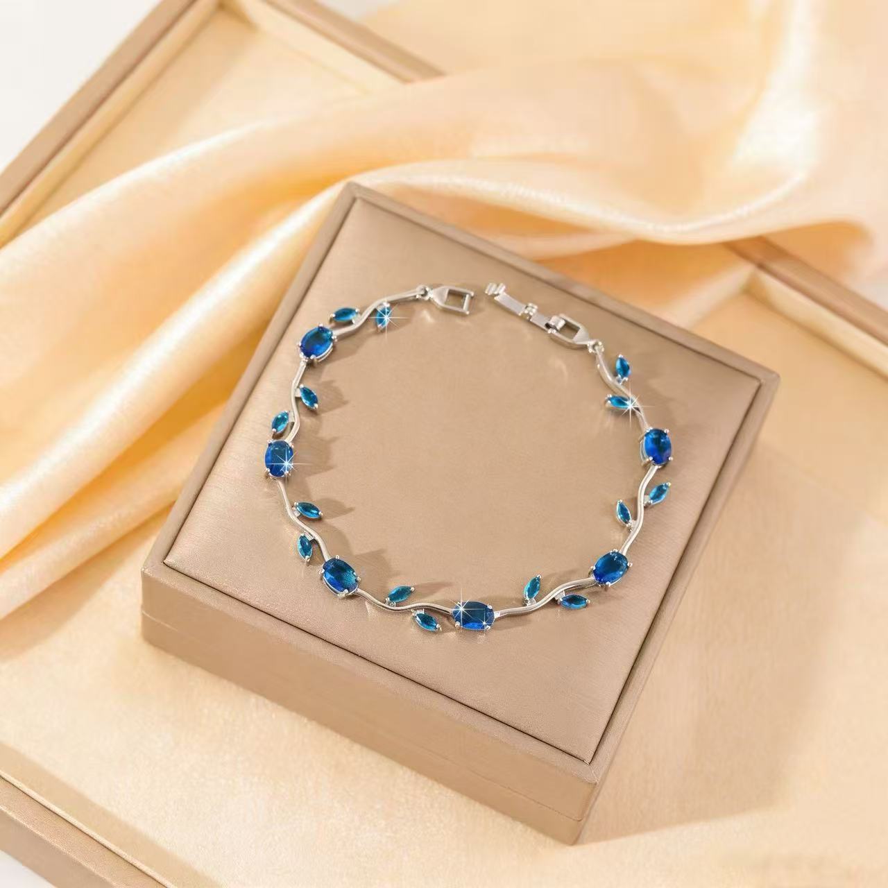Women's Simple Design Leaf Shape Fashion Temperamental Minority Multicolor Bracelet