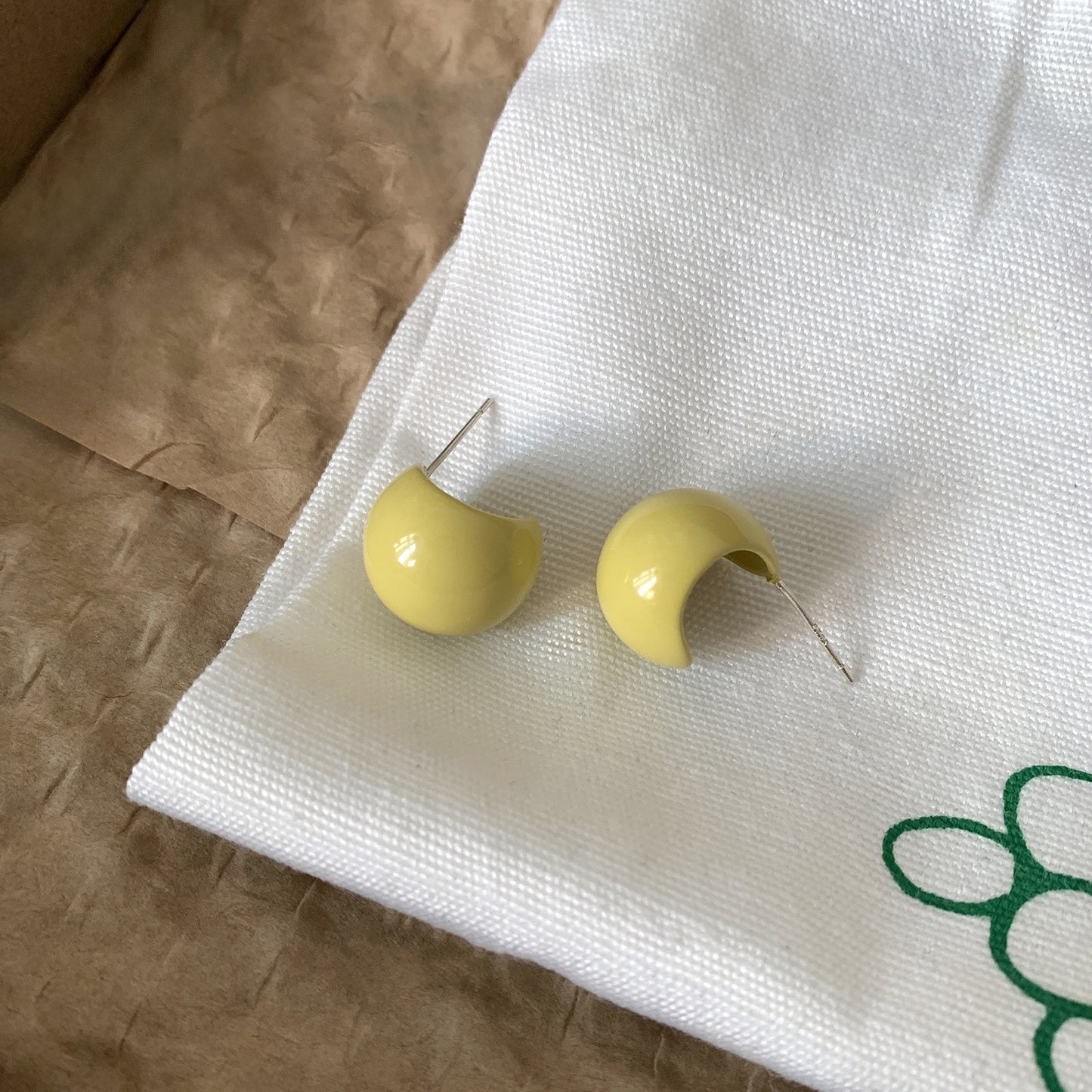 Gentle White Turmeric Drip Glazed Ball Retro Stud Earrings