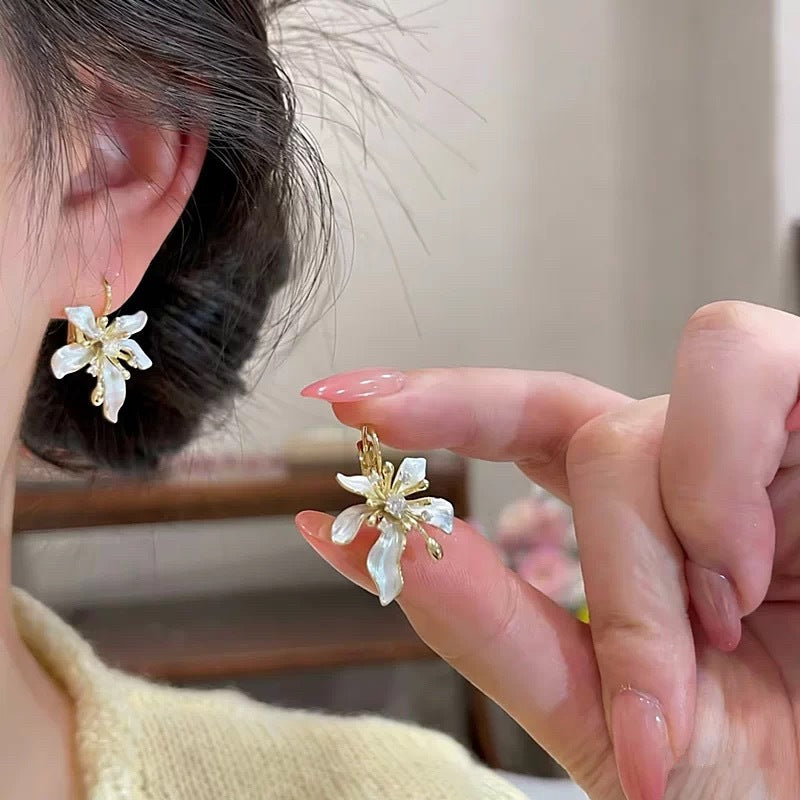 Women's Entry Lux White Shell Flower Ear Clips Niche Design Gentle Stud Earrings