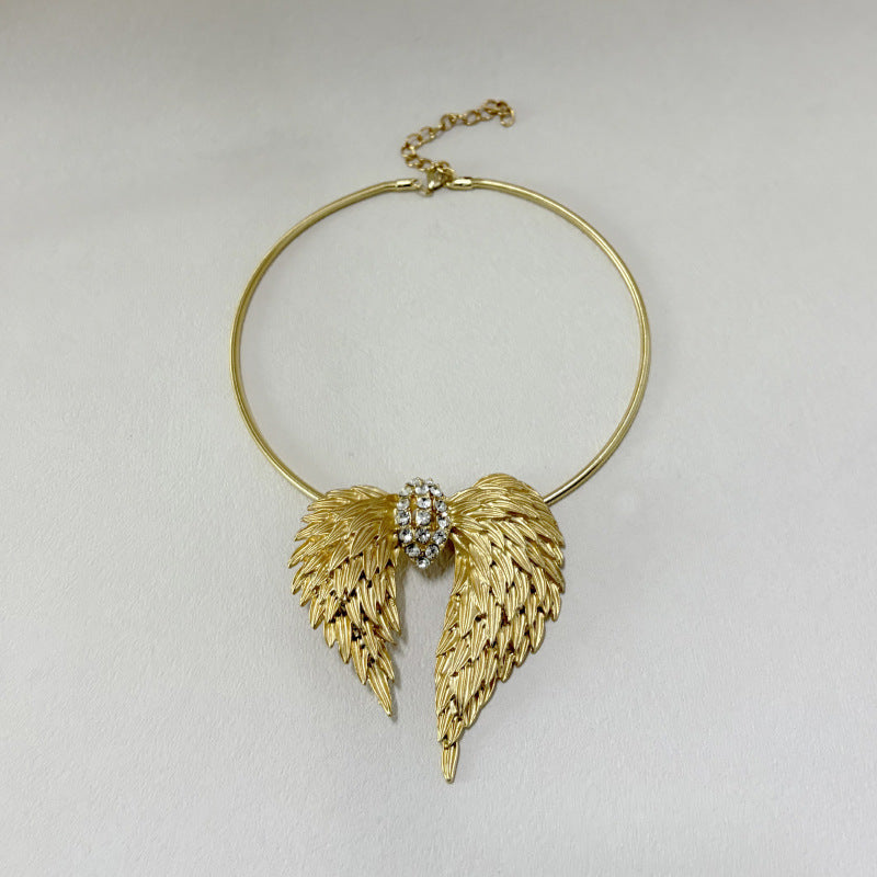 Retro Diamonds Angel Wings Textured Fashionable Temperament High-grade Clavicle Collar