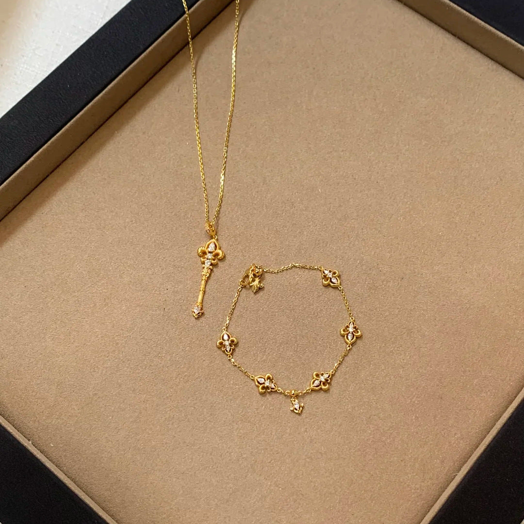 French Vintage Flower-de-luce Temperament Wild Pork Necklaces